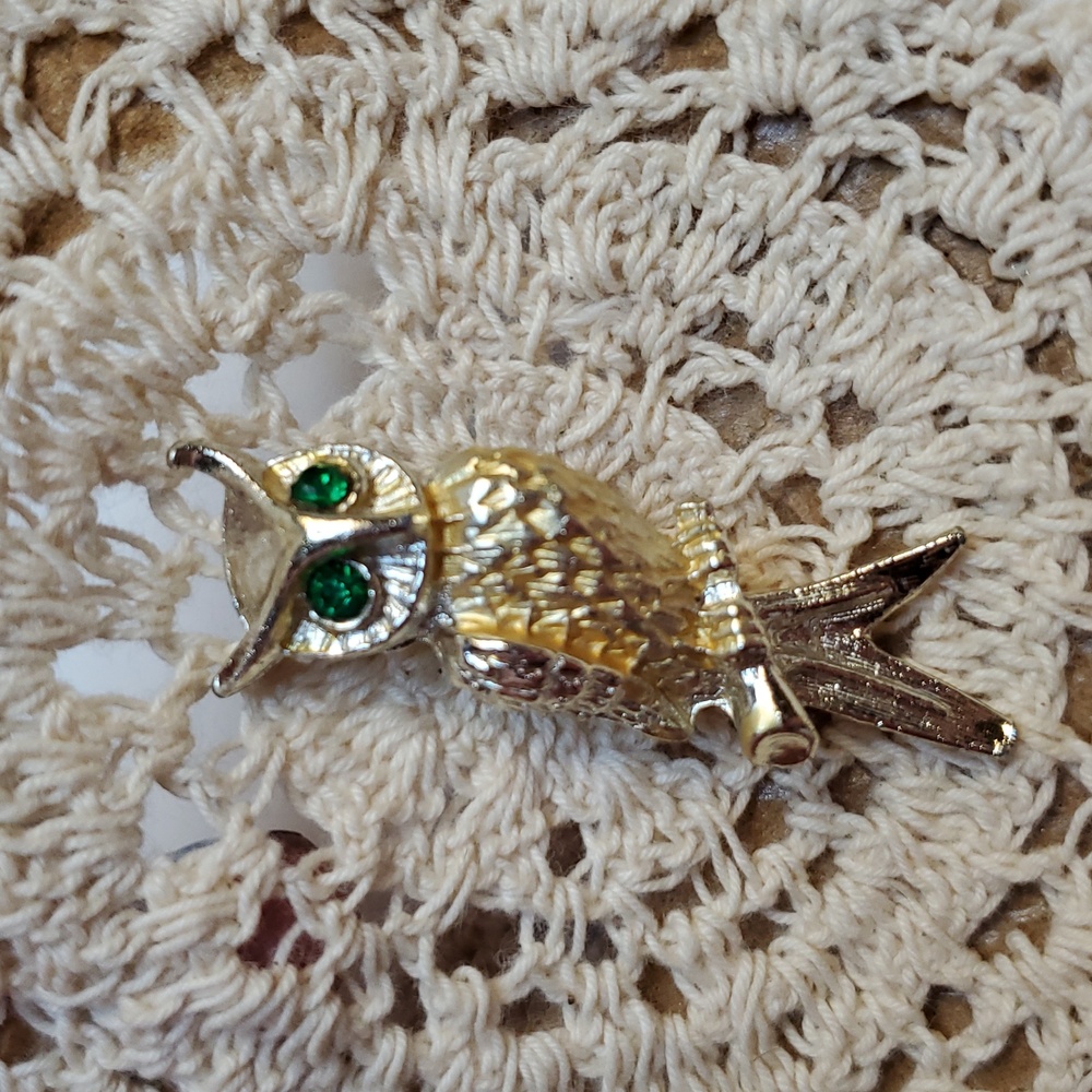 Vintage 1980’s metal Goldtone Owl with Green rhinestone eyes 2" - Picture 3 of 7
